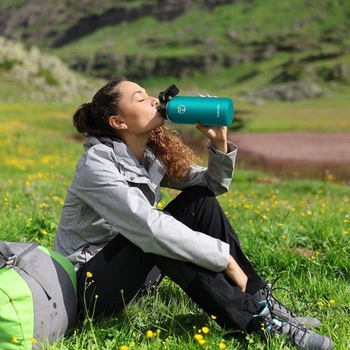 HydroPal nerezová izolovaná fľaša, fľaša na pitie so slamkou a 2 viečkami, 500 ml, eukalyptovo zelená –