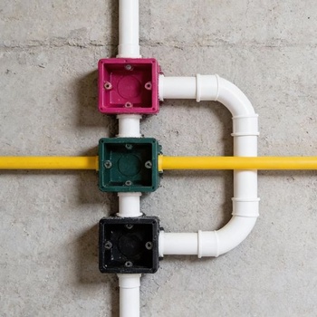 PVC ohyby rúrok M20 a M25, 90 stupňov - 20 kusov spojovacích rúrok M20 a 2 kusy M25 z PVC pre