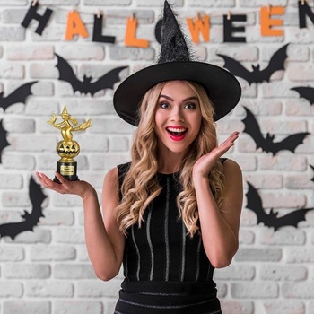 Zlatá halloweenská trofej NUOBESTY, cena Čarodějnice s dýní za kostýmní večírek