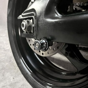 Cievky M6 pre montáž na stojan pre MT09 R6 FZ8 TRACER 7 9 GT XSR 900 Tenere 700 strieborné