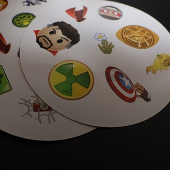 Asmodee - Dobble: Marvel Emoji Official - Stolní hry - Hra na rychlost a postřeh - Rodinné karetní