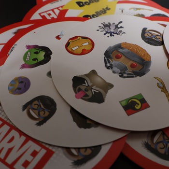 Asmodee - Dobble: Marvel Emoji Official - Stolní hry - Hra na rychlost a postřeh - Rodinné karetní