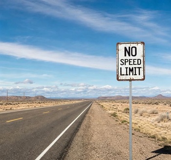 Reprodukcia vintage plechovej cedule s nápisom „No Speed ​​Limit“ 8 x 12
