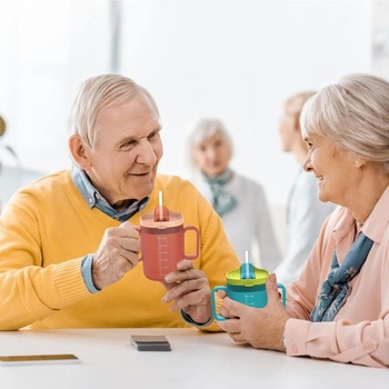 2 nepriepustné kelímky na pitie 300ml, kelímky s popíjaním pre seniorov, modré a červené
