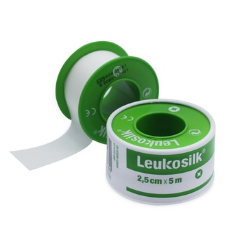 Lepiaca páska Leukosilk v rolke 2,5 cm x 5 m, 1 kus, na zabezpečenie obväzov na rany, ľahko sa trhá,