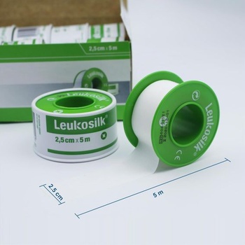 Lepiaca páska Leukosilk v rolke 2,5 cm x 5 m, 1 kus, na zabezpečenie obväzov na rany, ľahko sa trhá,