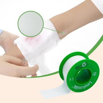 Lepiaca páska Leukosilk v rolke 2,5 cm x 5 m, 1 kus, na zabezpečenie obväzov na rany, ľahko sa trhá,