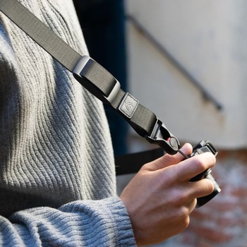 AIRBELL - Popruh na fotoaparát AirStrap se skrytou přihrádkou pro Apple AirTag, skrytý úchyt v