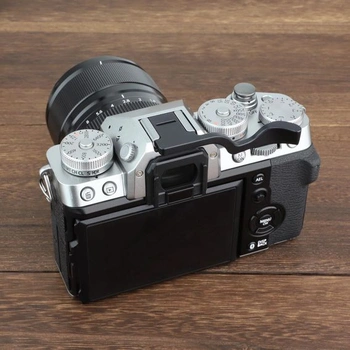 Kovová rukojeť Haoge THB-XT5B s paticí blesku a opěrkou palce pro fotoaparát Fuji X-T5, černá