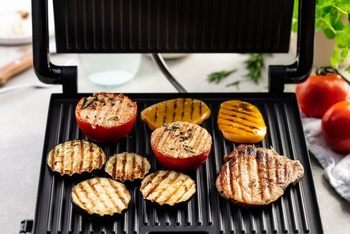 Kontaktný gril GC241D Inicio, 2000 W, 29 x 26 cm, čierno/strieborná