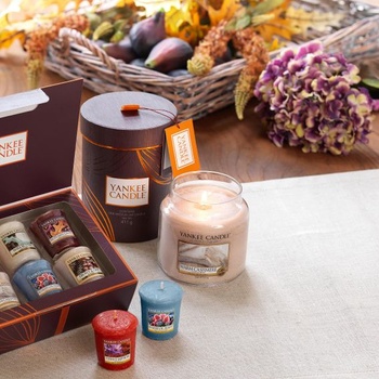 Vonná sviečka Yankee Candle v sklenenej dóze (stredná veľkosť) | Hrejivý kašmír | Čas horenia až 75