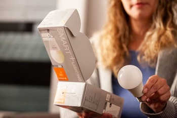 LEDVANCE Chytrá LED žiarovka s technológiou WiFi, pätica E27, stmievateľná, teplá biela (2700 K),