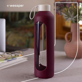 Sklenená fľaša na pitie Wessper, 1 liter, s hydratačnou stupnicou - vínová