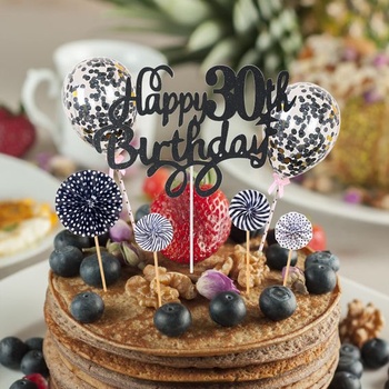 Dekorácia torty k 15. narodeninám pre mladé dievčatá - čierna dekorácia na tortu so srdiečkom, hviezdou,