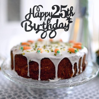 Dekorácia torty k 15. narodeninám pre mladé dievčatá - čierna dekorácia na tortu so srdiečkom, hviezdou,