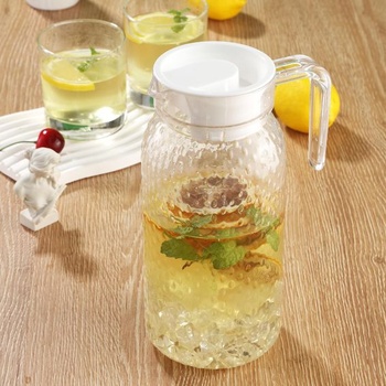 2 x 1l karafy na vodu s viečkami, plastové džbány na džús
