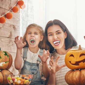 12 kusov halloweenskych upírskych zubov, vlkolačích falošných zubov, zombie detských upírskych zubov,
