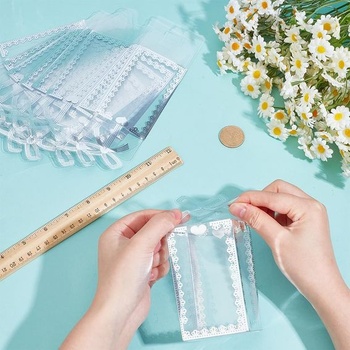 BENECREAT 50 kusov 6x6x10,5 cm priehľadné PVC darčekové krabičky obdĺžnikové so stužkovým vzorom na