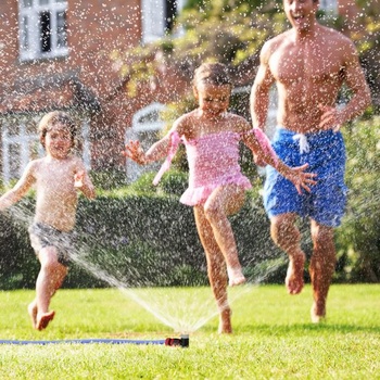 Sada 2 zavlažovačov Relaxdays, záhradná, s tŕňom do zeme, dosah 6 m, zavlažovač trávnika, plast,