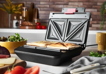 Sendvičovač Russel hobbs černý