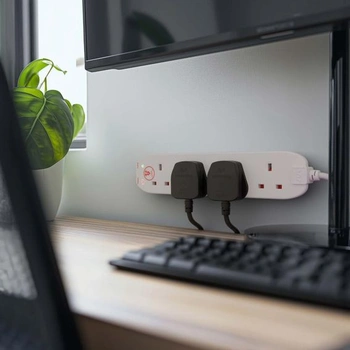 Prodlužovací kabel Masterplug se 4 zásuvkami, přepěťová ochrana, 2 m, 25 x 5,5 x 3 cm, bílý.
