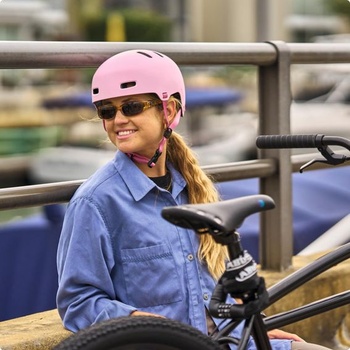 Cyklistická helma ABUS XOXO - městská helma ve stylu skaterů - helma na skateboard, kolo, koloběžku