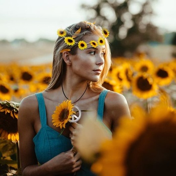 Sada 3 hippie doplnkov: náhrdelník s motívom mieru, čelenka so slnečnicou, okrúhle dekoratívne