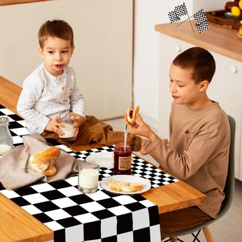 Běhoun na závodní stůl, černobílý, design závodní dráhy, dekorace do pánských pokojů, heren,