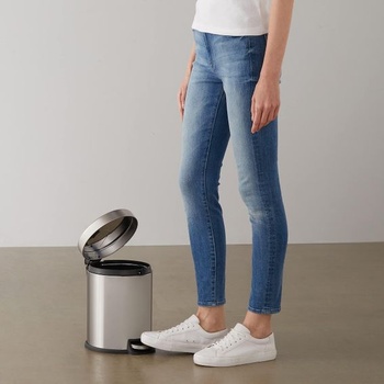 Okrúhly valcový odpadkový kôš Amazon Basics, malý, s tichým zatváraním, s nožným pedálom, do kúpeľní