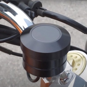 Základné príslušenstvo pre úpravy motocykla: zariadenie na mazanie reťaze, olejnička a olejová