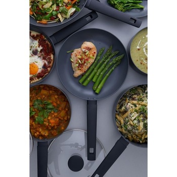 Panvica Russell Hobbs RH02837EU7 24 cm – Nepriľnavý povrch 10x tvrdší*, ľahko čistiteľný povrch,