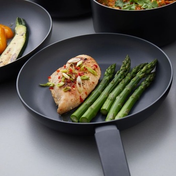 Panvica Russell Hobbs RH02837EU7 24 cm – Nepriľnavý povrch 10x tvrdší*, ľahko čistiteľný povrch,