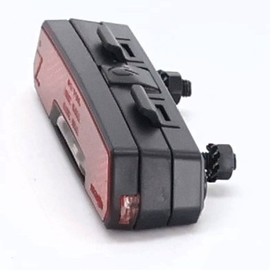AXA Juno Battery Auto Off 50 mm – Zadné svetlo na batérie – 2 batérie AAA súčasťou balenia –