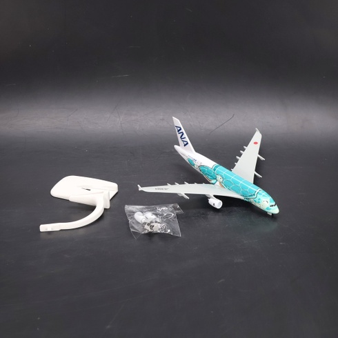 Kovový model lietadla QIYUMOKE v mierke 1/300 pre ANA Green Turtle Airlines JA382A Kai so stojanom,