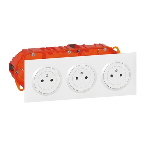 LEGRAND - Trojitá zásuvka, 16 A, s uzemňovacím kontaktom + štvorcová doska + zapustená krabica - 2P
