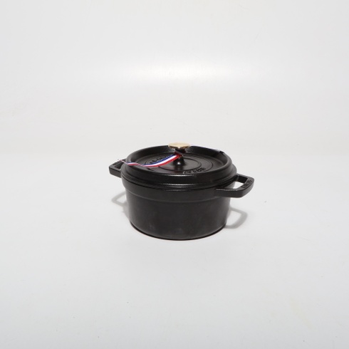 Hrniec značky Staub, čierny