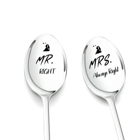Svatební dárky pro nevěstu a ženicha, 2 lžičky na cereálie s vyrytým nápisem „Mr. Right“ a „Mrs.
