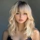 SIMKAYLEE Vlnitá dlouhá ombré blond paruka s ofinou pro ženy, kudrnaté, středně dlouhé blond paruky