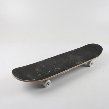 Skateboard s okřídlenou lebkou
