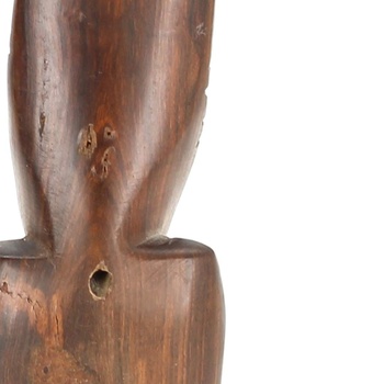 Dřevěná soška sedící bytosti