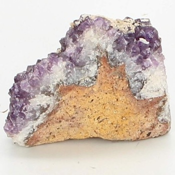 Hornina s fialovými krystaly