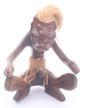 Dekorativní figurka sedící šaman