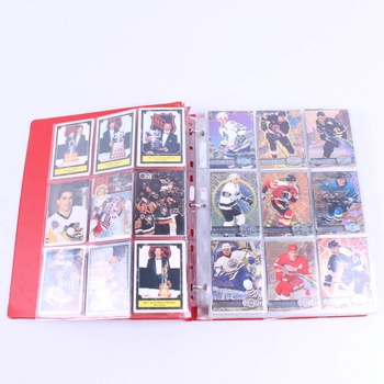 Sbírka kartiček hokejistů v červeném albu
