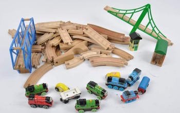 Dřevěné koleje a mašinky  