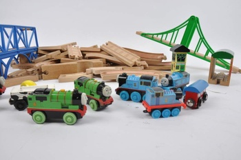 Dřevěné koleje a mašinky  