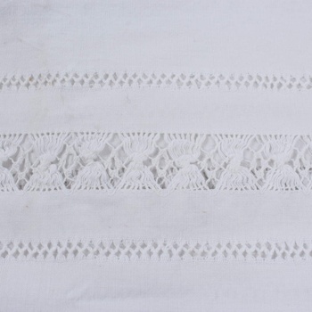 Ubrus bílý s výšivkou 138 x 170 cm