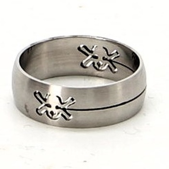 Ocelový prsten s vyřezaným motivem lebky