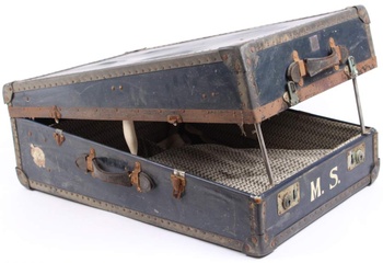 Starý cestovní kufr s iniciály M.S.