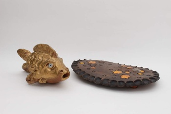 Keramická dekorace ryba na podložce