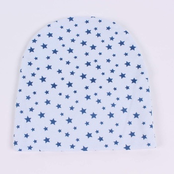 Dětská čepice bílá s modrými hvězdami